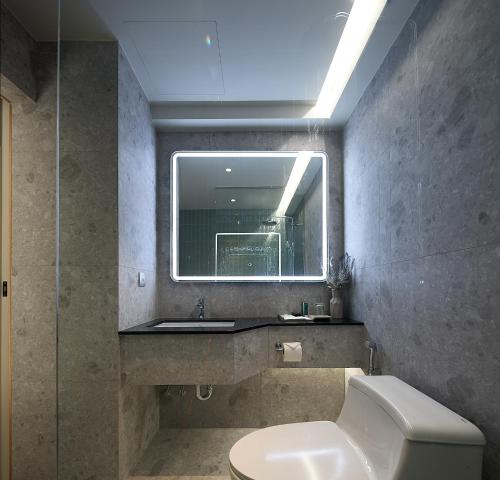 Deluxe King Room image 6