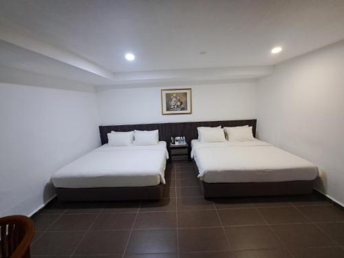 1 queen bed, 1 double bed