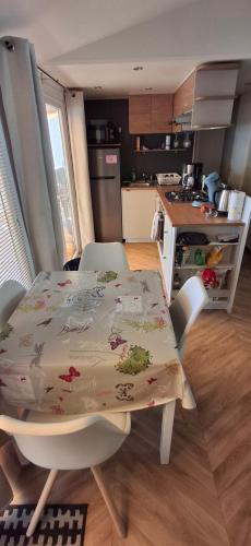 Kitchen, MOBIL HOME dans Camping VIAS PLAGE near Le Surfing