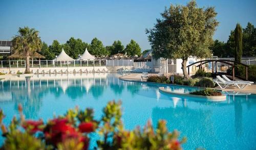 Swimming pool, MOBIL HOME dans Camping VIAS PLAGE near Le Surfing