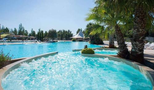 Swimming pool, MOBIL HOME dans Camping VIAS PLAGE near Le Surfing