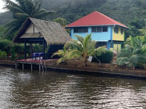 Fare Piti Les pieds dans le lagon in Tiva