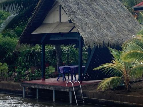 Fare Piti Les pieds dans le lagon in Tiva