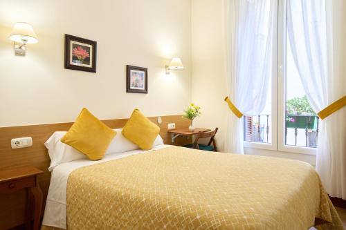 Double with Shared Bathroom image 10