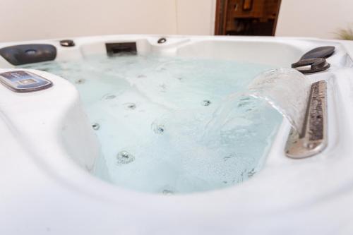 Utopia Luxury Suites - Old Town - image 3