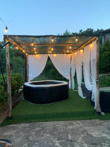 Karstais baseins, Birillina Guest House di Laura Reni in Camporgiano