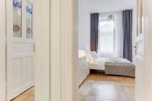Historic Center - Stylish Family Apartment with Balcony Next to River, Прага (фото 6)