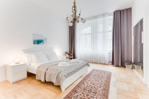 Historic Center - Stylish Family Apartment with Balcony Next to River, Прага (фото 9)