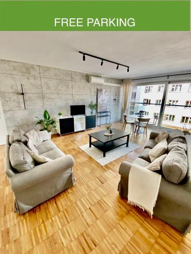 Spacious Apartment near City Center with Balcony and Garage Parking, Praga