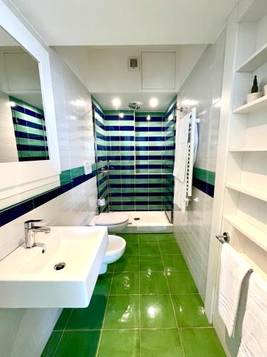 Deluxe Double Room with Balcony image 8