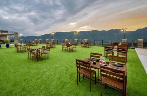 Restaurant, 140m² 2 slaapkamer, 3 privé badkamer Vrijstaande woning in Dharampur (Kasauli Hill Crest Luxury 2 BHK Valley View) in Dharampur