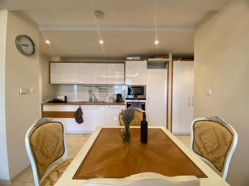 Robinzon Beach 3BD Lux apartment by Flat Mаnager