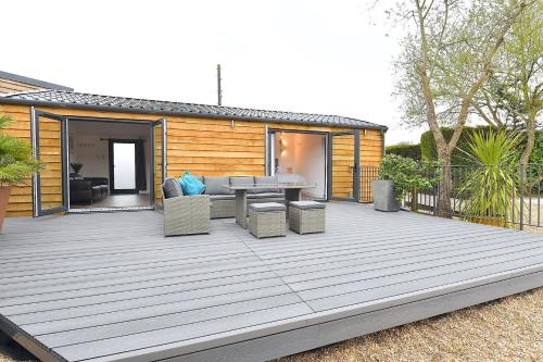Cheerful 1BD Cottage with Parking Nr Guildford, Guildford
