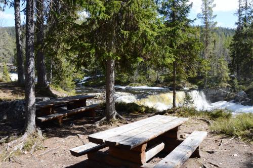 Ближайшие достопримечательности, Hytte anno 1721 uten internett, strøm, vann - men med rødmalt utedo in Трюсиль