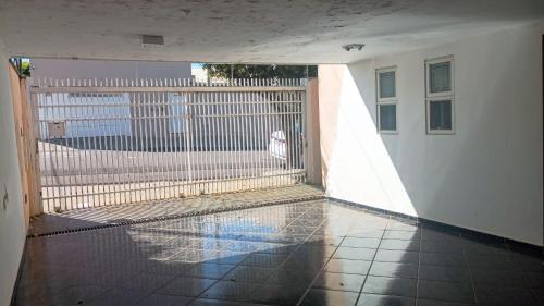 Casa 3 suítes c ar garagem coberta wi-fi próx prefeitura Aracatuba shopping até 10 pessoas (Casa 3 suites c ar garagem coberta wi-fi prox prefeitura Aracatuba shopping ate 10 pessoas) in 阿拉薩圖巴