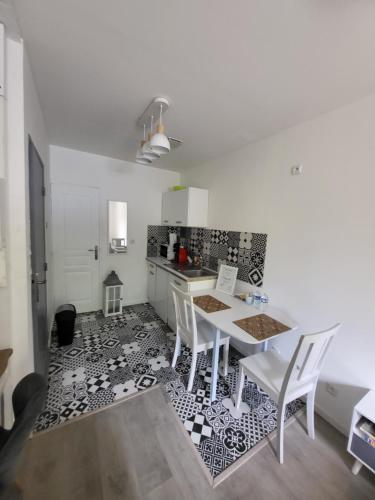 Iago Lodge ,gare et aéroport à proximité (Iago Lodge ,gare et aeroport a proximite) in เมอลัง