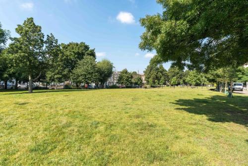 Charming 2 Bedroom Apartment in Kentish Town - image 3