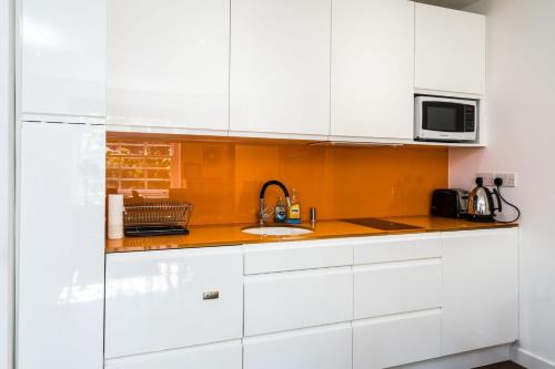 Charming 2 Bedroom Apartment in Kentish Town - image 2