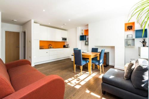 Charming 2 Bedroom Apartment in Kentish Town - image 9