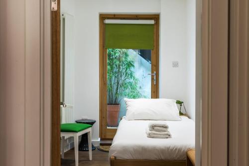 Charming 2 Bedroom Apartment in Kentish Town - image 8