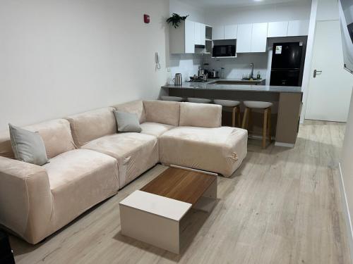 Departamento cálido y moderno
