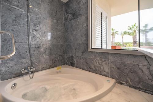 淋浴間, Luxe appartement met jacuzzi, uitzicht & zwembaden in 福恩泰阿拉莫