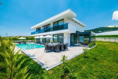 Luxury Villa with Spacious Garden