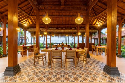 Étterem, Dani Beach Villa - Beachfront Villas in Penuktukan in Singaraja