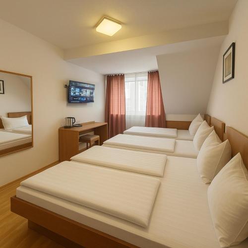 1 double bed, 2 twin beds