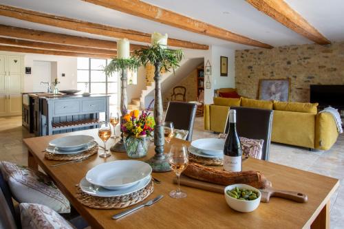 Удобства, Chic Converted Stables in Laurens
