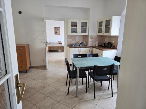 ห้องครัว, Apartmán pro NENÁROČNÉ (Apartman pro NENAROCNE) in จินดริชูฟ ฮราเดค