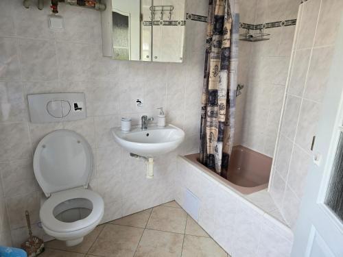 ฝักบัว, Apartmán pro NENÁROČNÉ (Apartman pro NENAROCNE) in จินดริชูฟ ฮราเดค