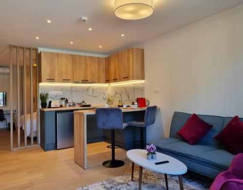 10 Apartments & Suites Athens Room Type - Junior Suite