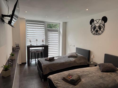 1 queen bed, 2 twin beds
