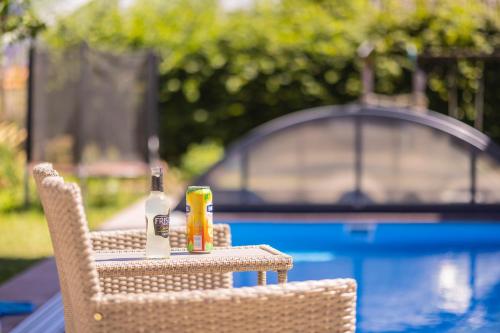 สระว่ายน้ำ, Apartmán pro NENÁROČNÉ (Apartman pro NENAROCNE) in จินดริชูฟ ฮราเดค