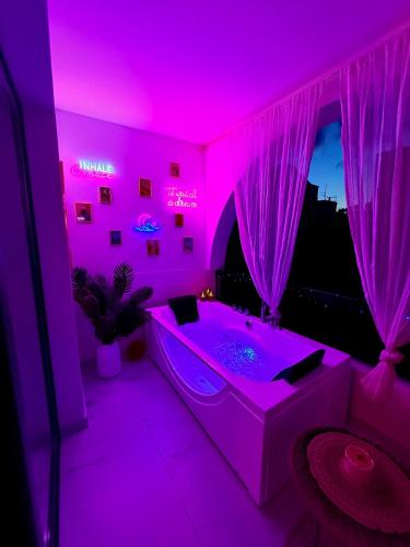 Hot tub, Colorful Vibes&Jacuzzi Nights Sunny Escapes Cyprus in Polis