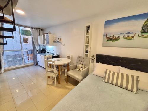 One-Bedroom Apartment image 2