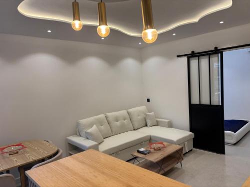 2 pieces centre Juan moderne avec piscine tennis in Le Fournel