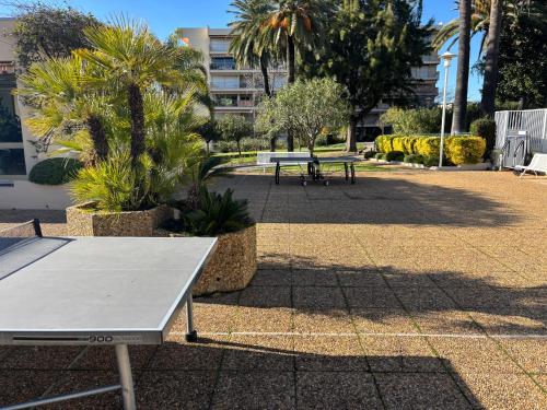 2 pieces centre Juan moderne avec piscine tennis in Le Fournel