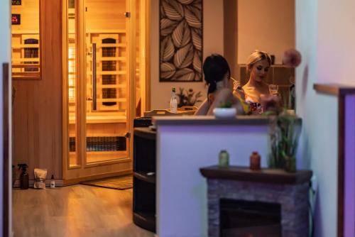 อ่างแช่น้ำร้อน, Apartmán pro NENÁROČNÉ (Apartman pro NENAROCNE) in จินดริชูฟ ฮราเดค