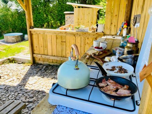Luxury Stargazing Glamping - Seren Aur with Hot Tub in Trefeglwys