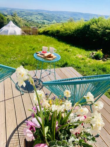 Luxury Stargazing Glamping - Seren Aur with Hot Tub in Trefeglwys