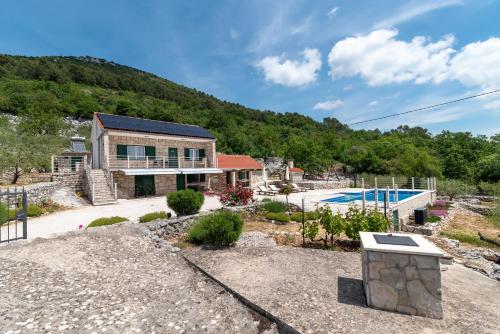 Villa Žuža (Villa Zuza) in Bristivica