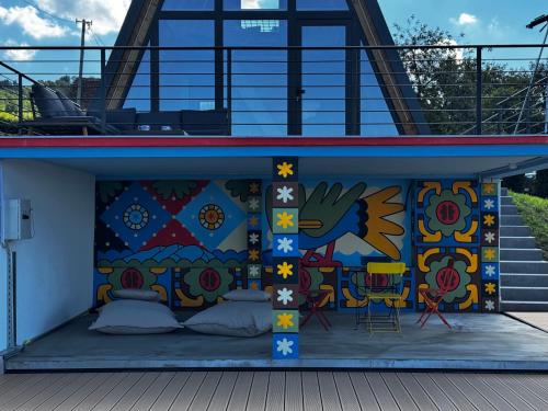 Šarena A-frame kuća sa bazenom (Sarena A-frame kuca sa bazenom) in Osečina