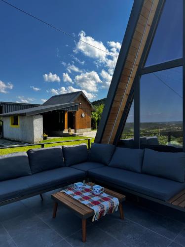 Šarena A-frame kuća sa bazenom (Sarena A-frame kuca sa bazenom) in Osečina