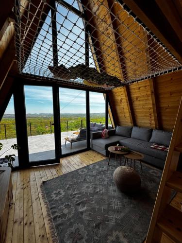 Šarena A-frame kuća sa bazenom (Sarena A-frame kuca sa bazenom) in Osečina