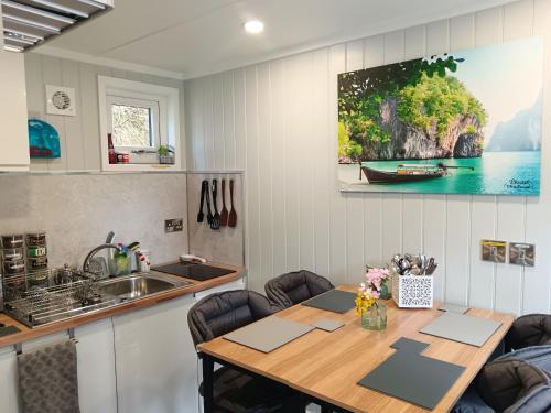 2-bedrooms guesthouse, Sleep 4, Only 1 booking at time, Free PARKING, Private entrance, Wi-Fi, Netfl - Derby