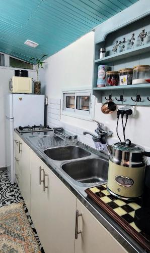 Kitchen, A country house in the city in Petah Tikva