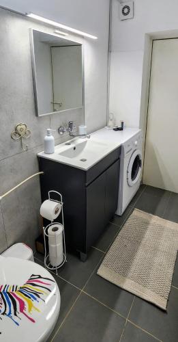 Shower, A country house in the city in Petah Tikva