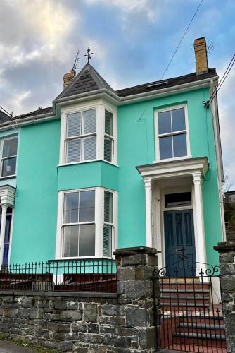 Rhianfa 4 bedroom house minutes walk from the beach